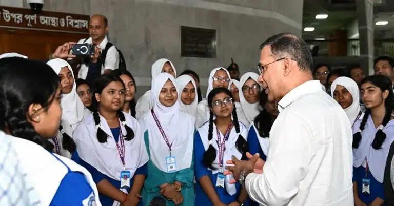 শিক্ষার্থীদের সঙ্গে প্রধানমন্ত্রী